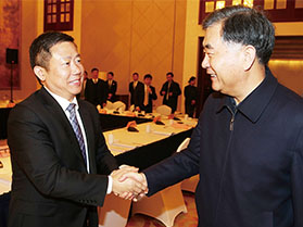 十九屆中央政治局常委，第十三屆全國(guó)政協(xié)主席汪洋與周海江握手合影