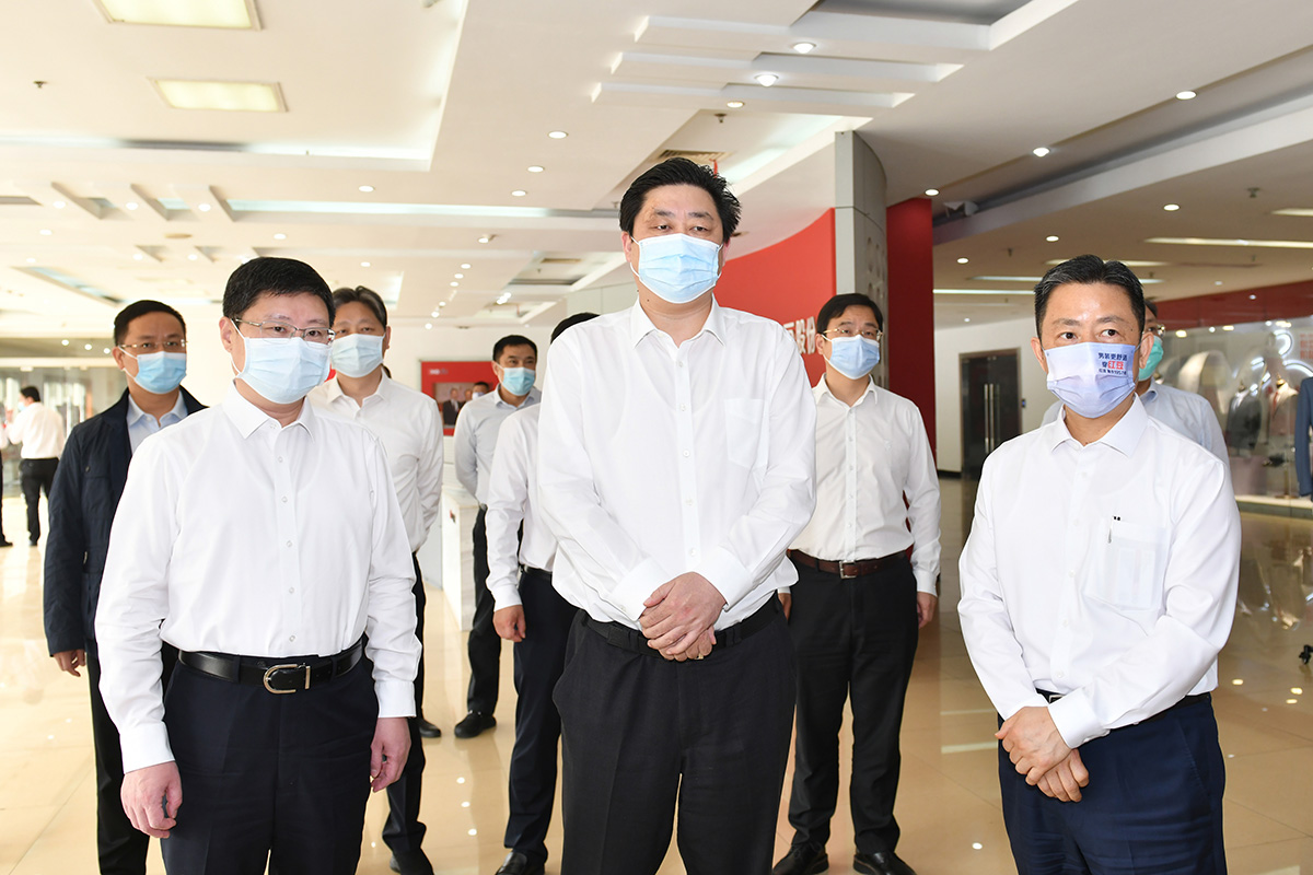 4月12日，無(wú)錫市市長(zhǎng)趙建軍帶隊(duì)深入紅豆集團(tuán)，專題調(diào)研疫情防控和復(fù)工復(fù)產(chǎn)工作。